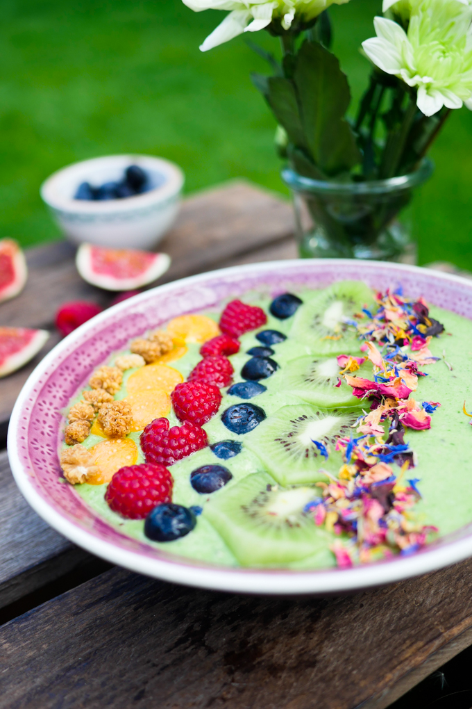 Green Smoothie Bowl with spinach, kiwis, bananas, peanuts and almond milk 