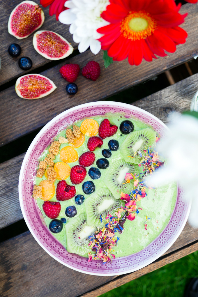  Green smoothie bowl with kiwi and spinach - the perfect breakfast for kids 