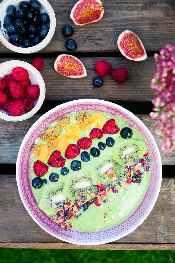 Quick recipe for healthy green smoothie Bowl
