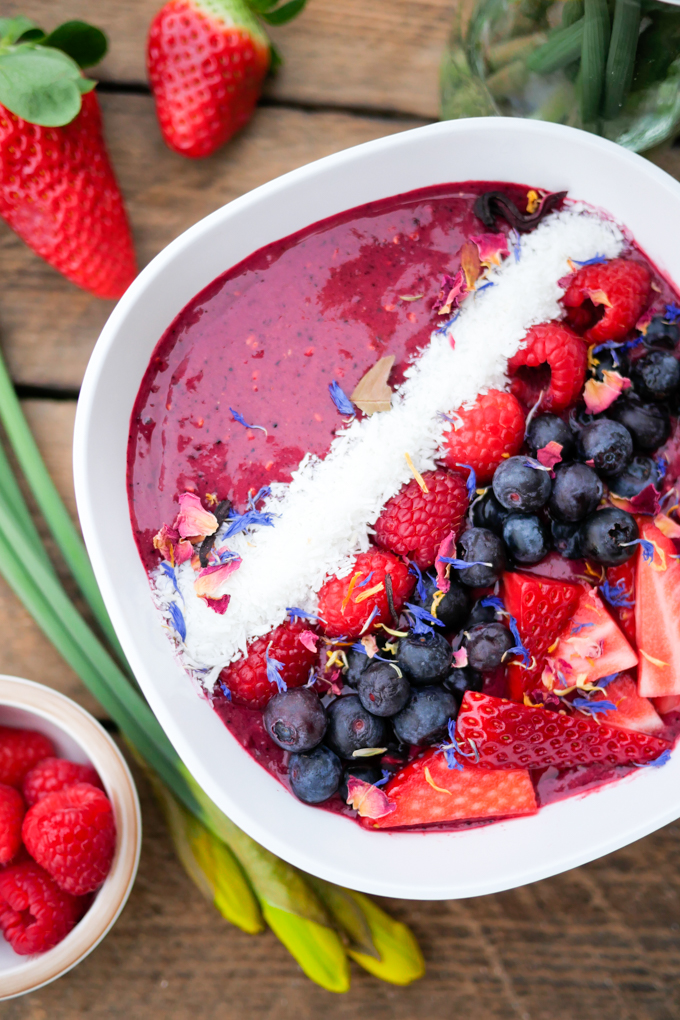 Smoothie Bowl with Acai berry powder and almond milk 