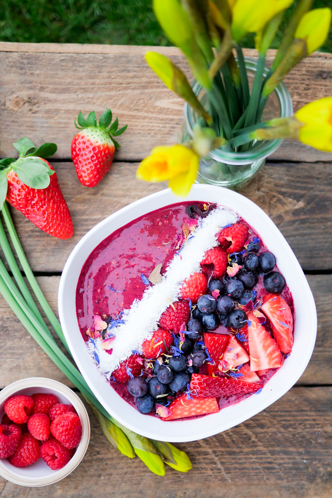  Acai smoothie bowl with berries, almond milk and acai berry powder 