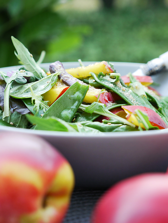  Salad with baby spinach with nectarines and mangetouts 