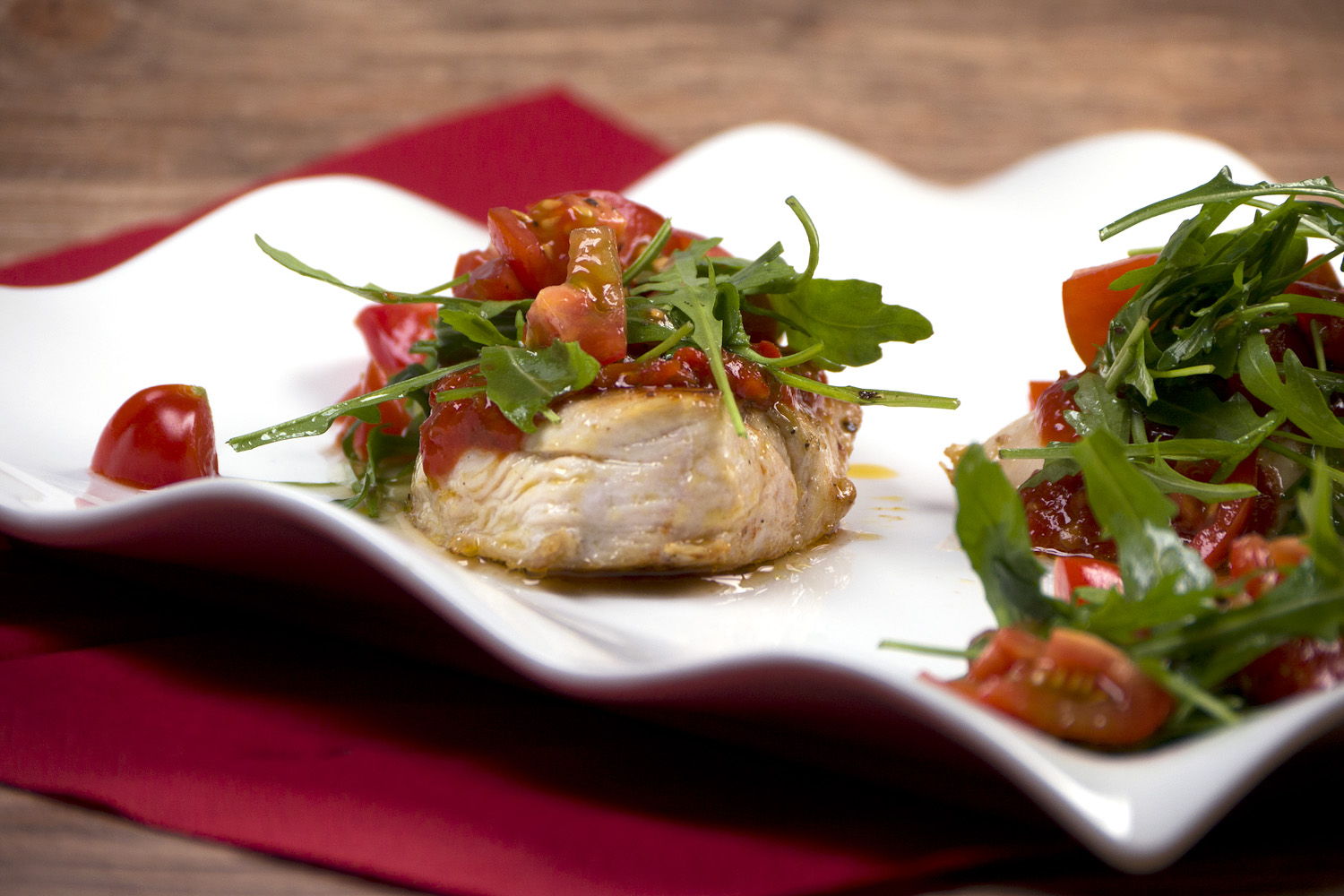 Fast low carb chicken with ajvar, rocket and tomatoes