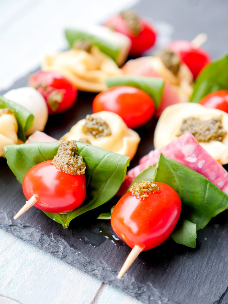 Tortellini salad on a spit - a delicious and tasty dish fast finger food for your party buffet or a picnic with children #noodle salad #tortellini #tomatoes #mozzarella # wooden skewer #cooking #easy #recipe 