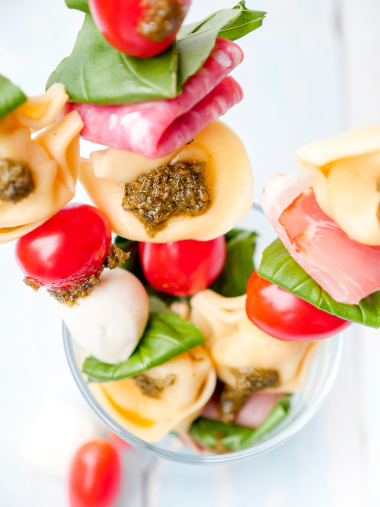 Pasta salad on a skewer with tortellini, tomatoes, mozzarella and green pesto - a quick idea for the party buffet, which is guaranteed to taste everyone TALK FRIEND FOODBLOG #noodle salad #noodles #recipe #pastasalad #recipes #fast #simple #cooking #chicken recipe 