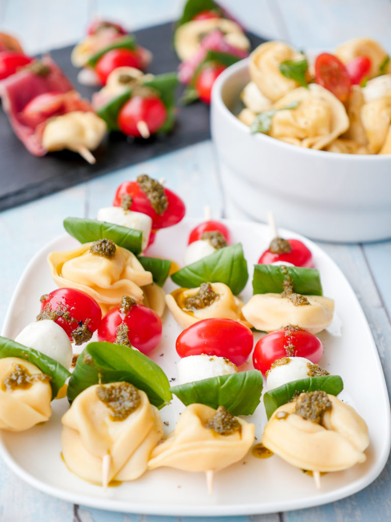 Pasta salad skewers - The simple recipe for Pasta salad skewers with tomatoes, mozzarella and tortellini are prepared in no time at all and are really good at the party buffet. TALK FRIEND FOODBLOG #noodle salad #spish #recipe #salat #tortellini # tomatoes #mozzarella #easy #fast #pesto 