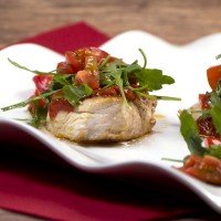 Low carb chicken with ajvar, rocket and tomatoes