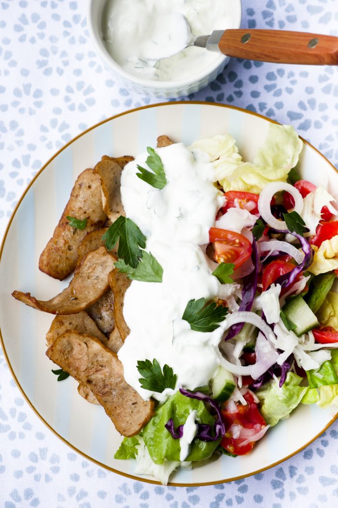 Recipe for low carb doner dish with salad and tzatziki