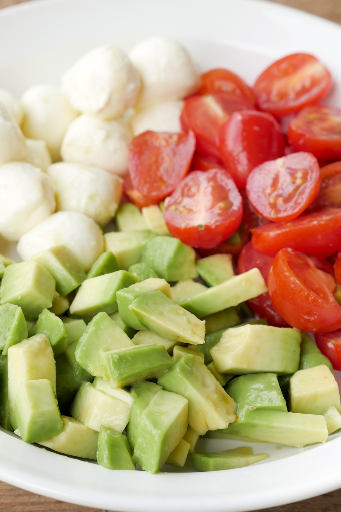  Fast salad with avocado, tomatoes and mozzarella 