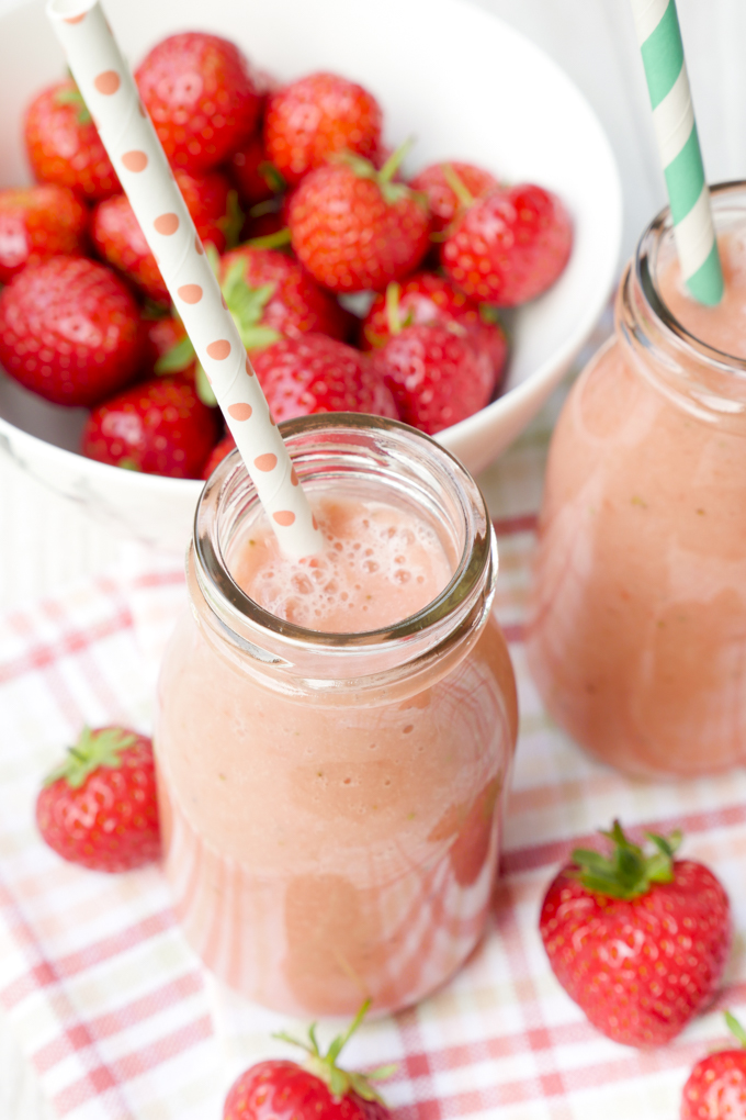 Rhubarb smoothie with strawberries - 3 ingredients 