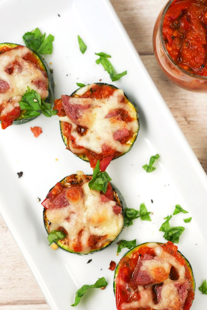 Low Carb Mini Zucchini Pizzas with salami and mozzarella - a quick low carb snack - palate friend Foodblog #zucchinipizza # zucchini #pizza #lowcarb #salami # tomatoes #mozzarella #snack #health #children 